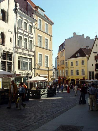 450px-Tallinn-old_town(2005-20-08)_03